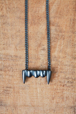 FANGS NECKLACE SILVER BLACK