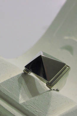 H.H. Pyramid Ring