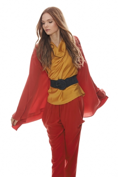 37b_silk_hub_jacket_over_a_tucked_shell_top_in_honeycombe_with_graduate_pants_o_belt_and_stripe_sculpt_shoes_-_close_up